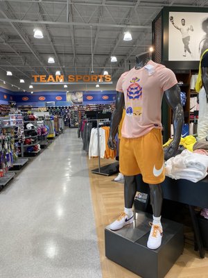 DICK'S Sporting Goods by null