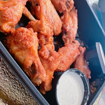 Applebee's Grill + Bar - Chicken Double Crunch Bone-In Wings Buffalo - American Near Me - Utica, Michigan