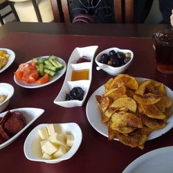 Alibaba - Fein geschnittene Kartoffeln, angebratene Knochblauchwürstchen u.v.m. LECKER