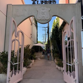 Glossier LA - Cosmetics & Beauty Supply Near Me - West Hollywood, California Glossier LA - Cosmetics & Beauty Supply Near Me - West Hollywood, California