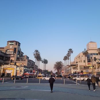 Surf City Nights - Main street is closed to car traffic for this. View from pier looking inland at Main St and PCH. - Farmers Market Near Me - Huntington Beach, California Surf City Nights - Main street is closed to car traffic for this. View from pier looking inland at Main St and PCH. - Farmers Market Near Me - Huntington Beach, California