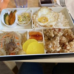 Boneless chicken Dosiroc box with fried egg Boneless chicken Dosiroc box with fried egg
