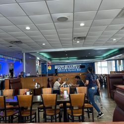 Del Mar Seafood & Oyster Bar - Empty but big
