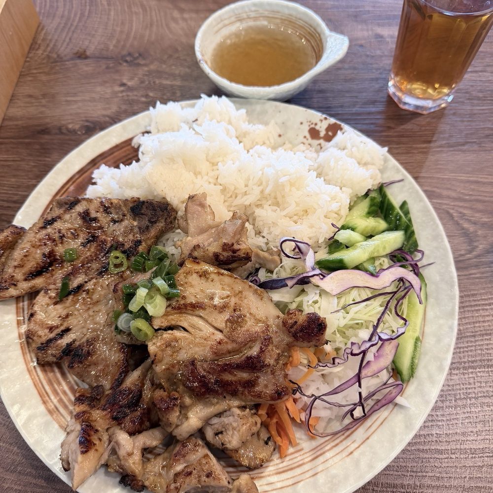 Linh Anh - Chicken and pork chop in broken rice - Vietnamese Near Me - Unionville, Ontario