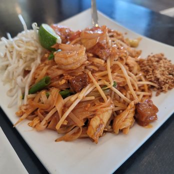 Basil Delight - Yum Pad Thai - Thai Near Me - Pleasanton, California