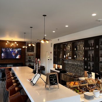 Wine Stone Inn - the bar and dining area - Hotels Near Me - Orcutt, California Wine Stone Inn - the bar and dining area - Hotels Near Me - Orcutt, California