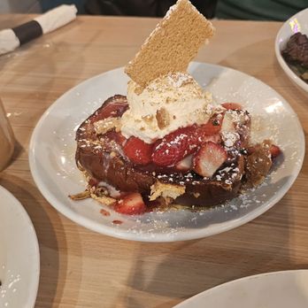 Honeybear Cafe - Strawberry French toast - Breakfast & Brunch Near Me - Chicago, Illinois