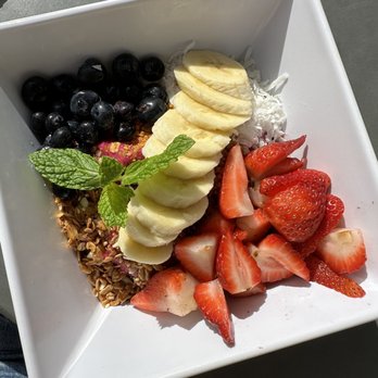 Swami's Café Oceanside - Pitaya bowl - Breakfast & Brunch Near Me - Oceanside, California