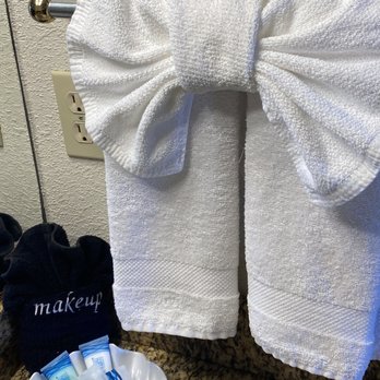 Emerald Dolphin Inn & Mini Golf - Another nice towel bow by sink with other helpful items - Hotels Near Me - Fort Bragg, California