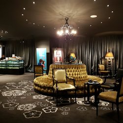 Palace Cinema Como - Waiting area