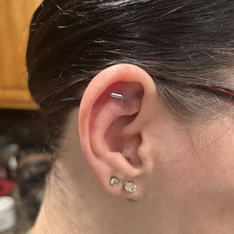 Flat piercing with a dagger piece