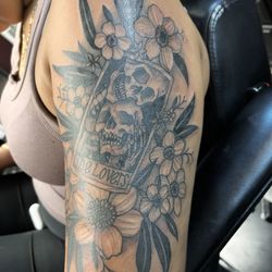 Super fun black and grey tarot card and flowers