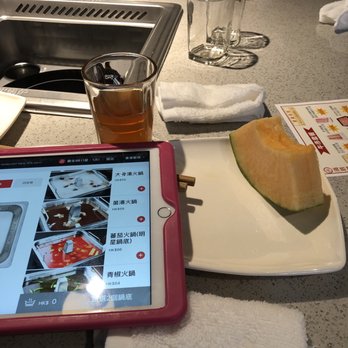 海底撈火鍋 - You get fresh fruits & drinks soon as you sit down and with warm towels too! - Hot Pot Near Me - Hong Kong, HK