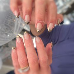 Unique Nail & Spa - Gold chrome French #uvnails #almondnails #gnnailart #frenchnails #chromenails #chromefrenchnails #holidaynail
