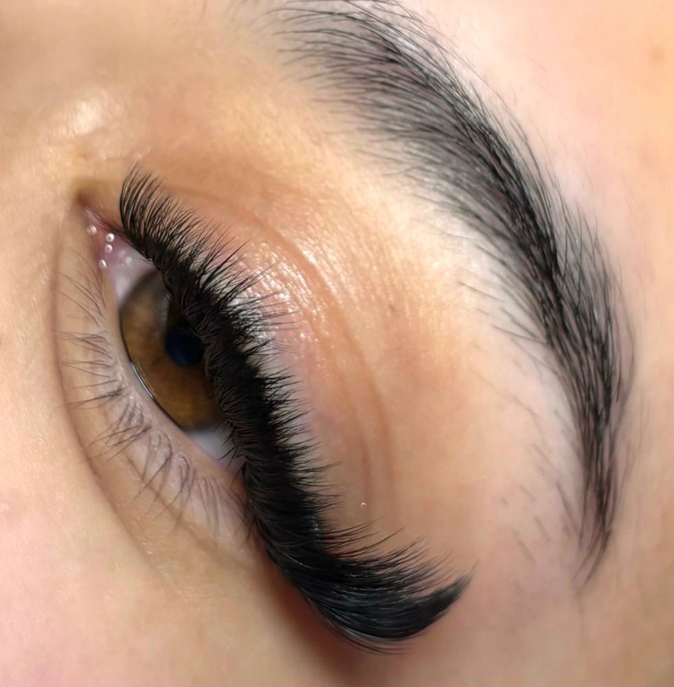 MarXlashes Logo
