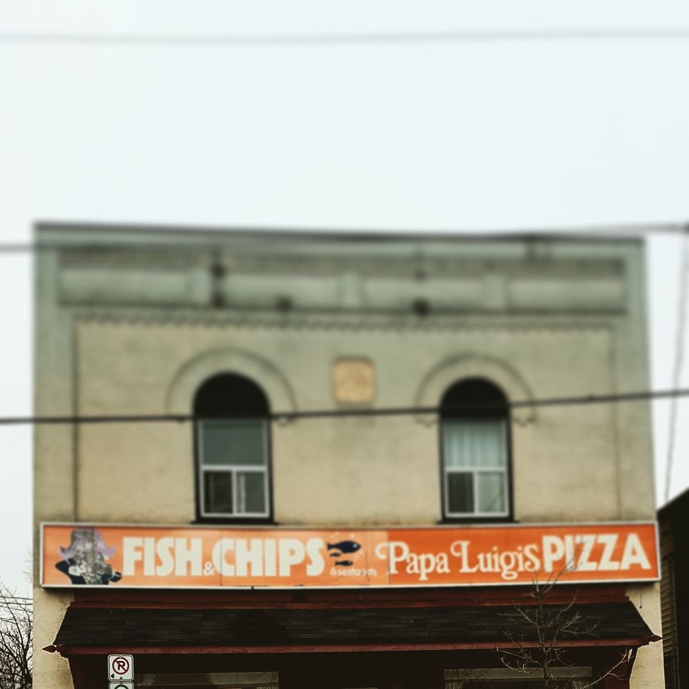 Papa Luigi's Logo