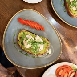 Mimos Cafe - Avocado toast with eggs