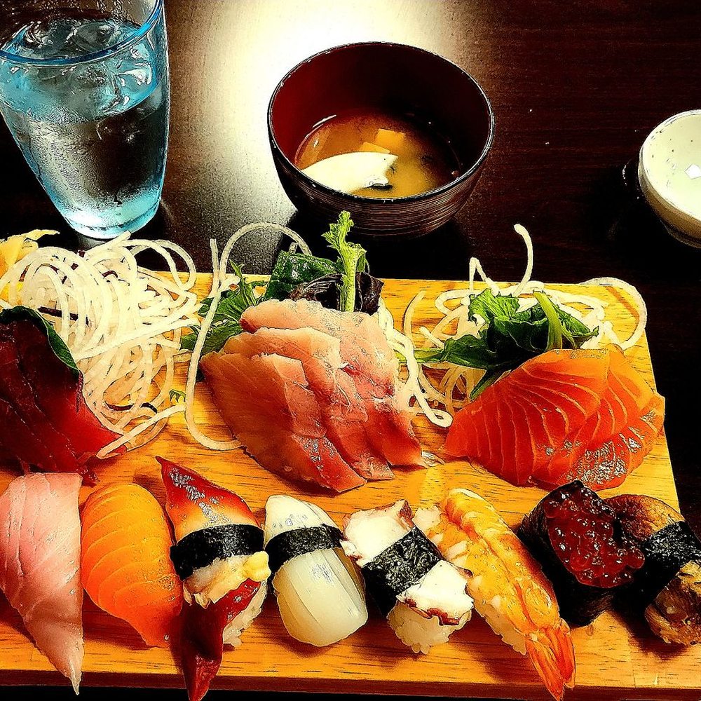 Ginza Sushi - Nigiri Deluxe Set - Sushi Bars Near Me - Honolulu, Hawaii Ginza Sushi - Nigiri Deluxe Set - Sushi Bars Near Me - Honolulu, Hawaii
