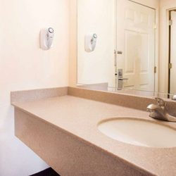 Super 8 by Wyndham Lamar - Guest room bath