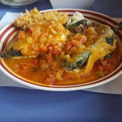 Chiles rellenos de queso de la región, Excelente sabor y cantidad hasta para dos personas.