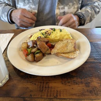 Verano Cafe - Vallejo omelette, with spinach, cheese, bacon,  With country potatoes - Breakfast & Brunch Near Me - Sonoma, California