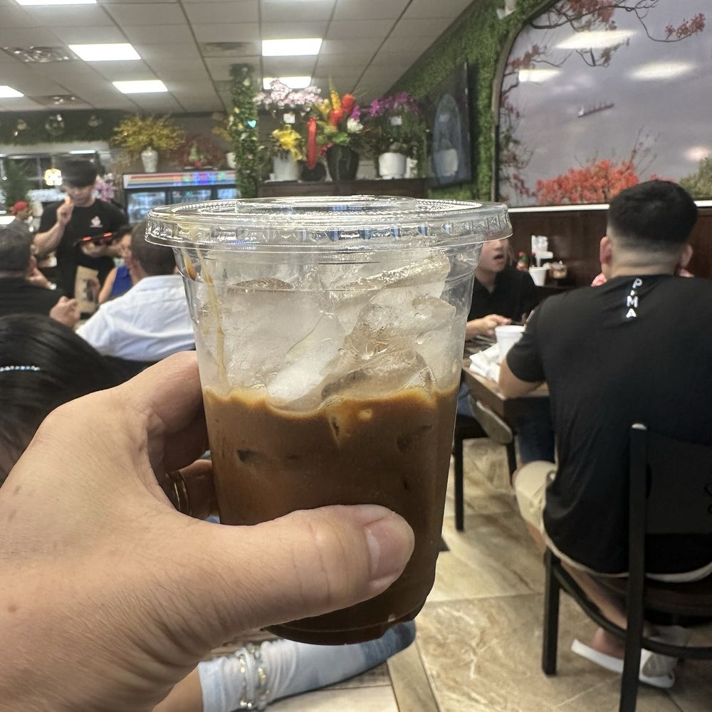 Mình order một ly cafe nhung chủ quán đem ra nửa ly vẫn tinh tiền Nguyễn ly Cháo long OK Cơm tấm cần xem Lai Sường . Mình order một ly cafe nhung chủ quán đem ra nửa ly vẫn tinh tiền Nguyễn ly Cháo long OK Cơm tấm cần xem Lai Sường .