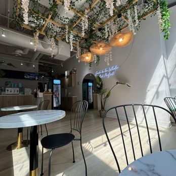 Imperfect Fresh Eats - Cafe area - indoor - Acai Bowls Near Me - Toronto, Ontario
