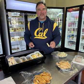 Petaluma Creamery Store - Assortment of complimentary cheese samples to taste - Ice Cream & Frozen Yogurt Near Me - Petaluma, California