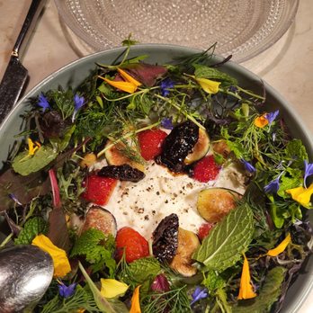San Laurel - Beautiful stracciatella salad with figs, strawberries, almonds--fresh, creamy, colorful, perfectly balanced. - Spanish Near Me - Los Angeles, California San Laurel - Beautiful stracciatella salad with figs, strawberries, almonds--fresh, creamy, colorful, perfectly balanced. - Spanish Near Me - Los Angeles, California