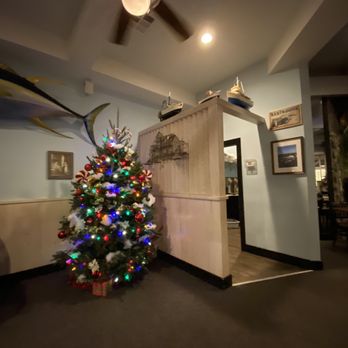 Salty Dog Bluffton - I side salty dogs decor for Christmas - Pizza Near Me - Bluffton, South Carolina Salty Dog Bluffton - I side salty dogs decor for Christmas - Pizza Near Me - Bluffton, South Carolina