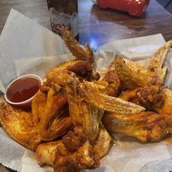 Loose Moose Saloon - 8 whole wings @ $1.25 each.