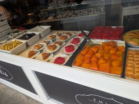 Emirgan Sütiş by null