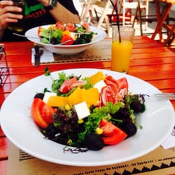 Sur Patagónico - Ensalada serrana, quedo fresco, jamón, choclo, naranjas y mix de vegetales