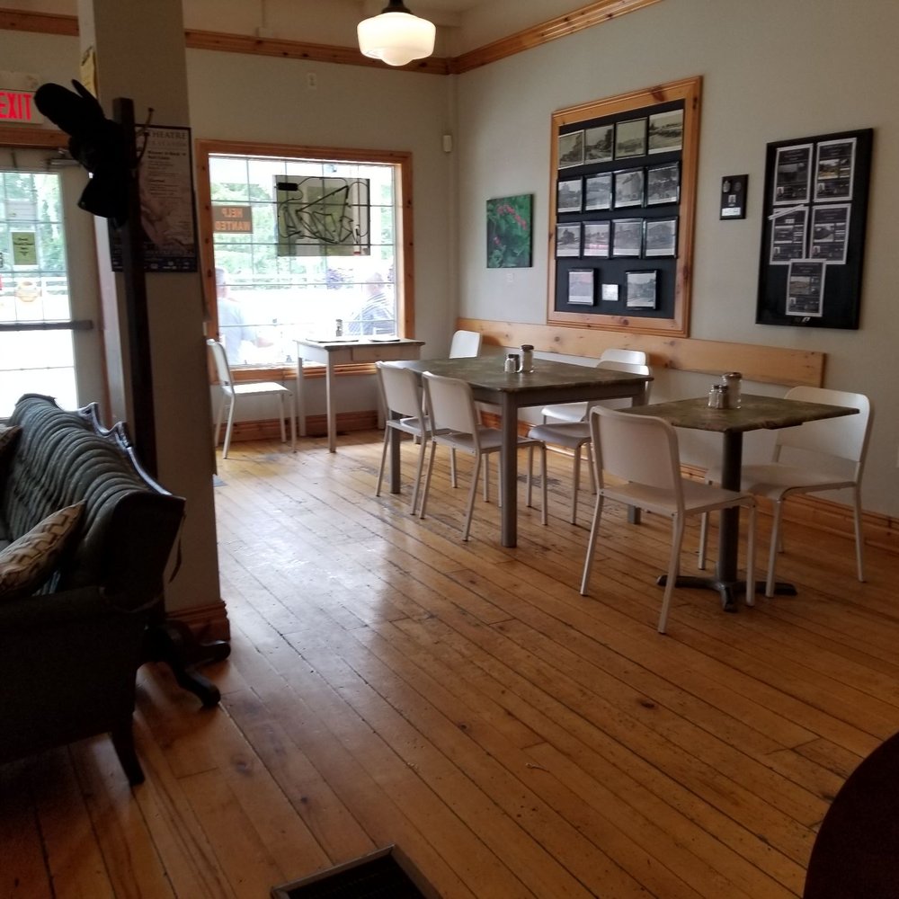Bridgewater Cafe - dining room and living room - Pizza Near Me - Hastings, Ontario