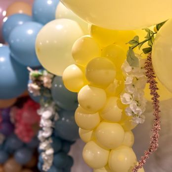 Balloona - Organic balloon garland - Balloon Services Near Me