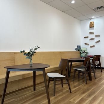 BobaRun - Seating area - Bakeries Near Me - Kansas City, Missouri