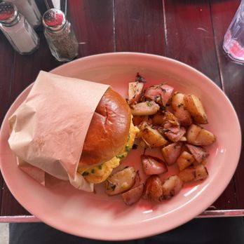 Millie's Cafe - Pasadena - Slutty bun - Breakfast & Brunch Near Me - Pasadena, California