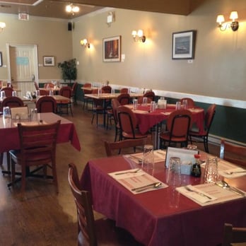 Restaurant Sam Yi - empty dining room with red tablecloths - Chinese Near Me - Rimouski, Quebec
