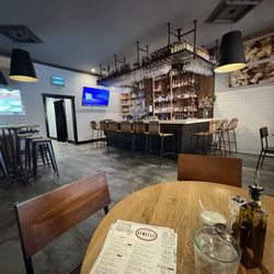 Gemelli Pizzeria - Interior with the bar