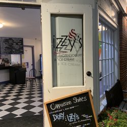 Izzy's Frozen Yogurt & Ice Cream - Outside, Izzy's