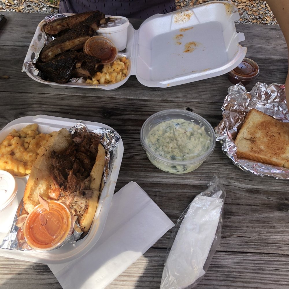 Munchies Live BBQ - Pork sandwich with cole slaw and Mac and cheese - Barbeque Near Me - Mount Dora , Florida Munchies Live BBQ - Pork sandwich with cole slaw and Mac and cheese - Barbeque Near Me - Mount Dora , Florida