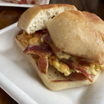 Alys A La Cart - Egg Sandi with bacon - Food Trucks Near Me - Taos, New Mexico