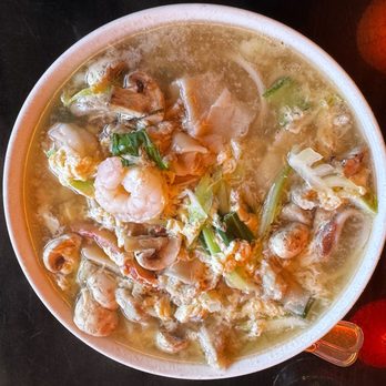 Mandarin House - Wor won ton soup with lo mein noodles - Chinese Near Me - La Jolla, California Mandarin House - Wor won ton soup with lo mein noodles - Chinese Near Me - La Jolla, California