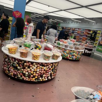 IT'SUGAR - Candy Stores Near Me - East Rutherford, New Jersey