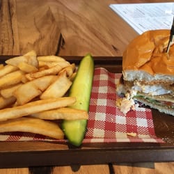 Gepps Cross Hotel - Crispy chicken burger