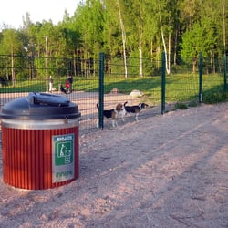 Pisan koirapuisto - Hyväkuntoiset biojäteastiat.