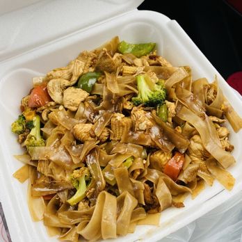 Lemongrass Grill - Chicken Pad See Ew - Thai Near Me - Munroe Falls, Ohio