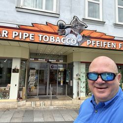 Pfeifen Fischer - Christopher Mey, Managing Director of Esteban Carreras Cigars International, visits Fischer W. Klaus Tabakfachgeschäft.