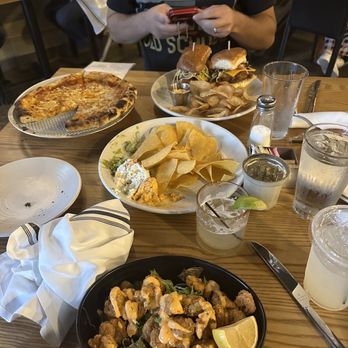 Red Oak Kitchen - The food shrimp, pizza and burger. Husbands water glass empty. Just got the refill of chips. - New American Near Me - Odessa, Texas