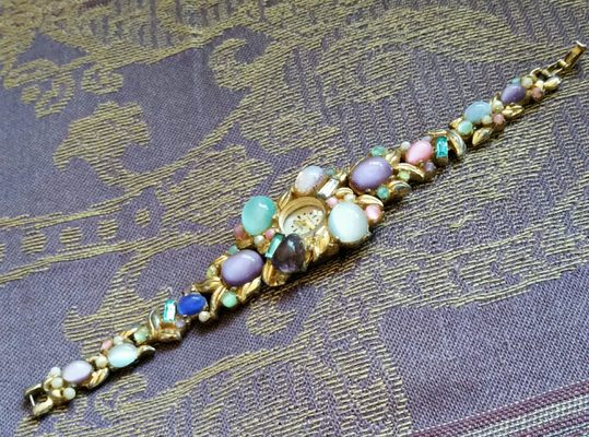 Martine's Antiques by null